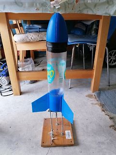 Bastelprojekt einer Rakete aus einer Plastikflasche