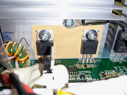 Leiterplatte mit Leistungshalbleitern und Kühlkörper