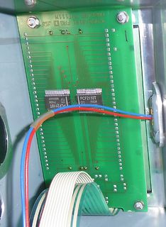 Leiterplatte mit integrierten ICs und Flachbandkabel