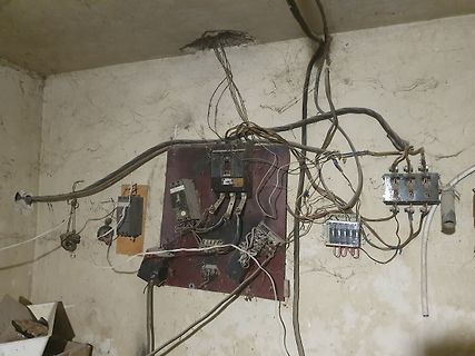 Chaotische elektrische Verkabelung an einer Wand