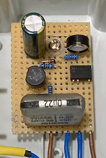 Foto einer Lochrasterplatine mit elektronischen Bauteilen