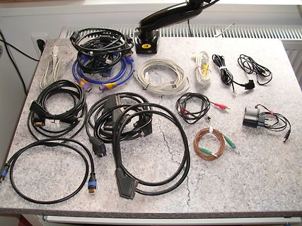 Verschiedene Kabel und Netzteile auf Tisch