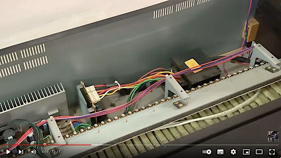 Innenansicht eines elektronischen Geräts mit Verkabelung