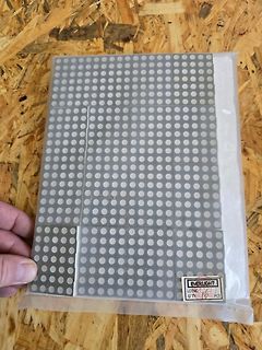 Blatt mit weißen Punkten in Plastikverpackung