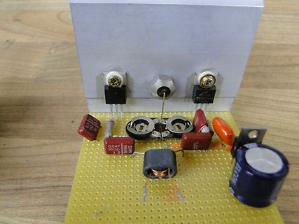 Selbstbau-Elektronik auf Lochrasterplatine mit Bauteilen
