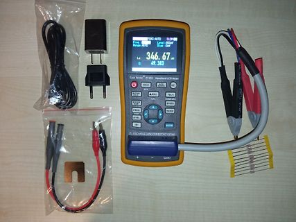 Handheld LCR Meter mit Zubehör und Widerständen