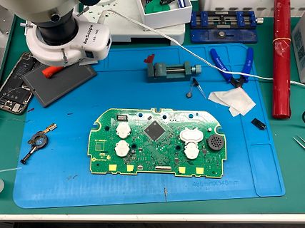 Elektronik-Werkstatt mit Leiterplatte und Mikroskop