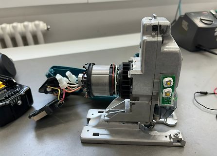 Zerlegter Elektrowerkzeug-Motor mit Platine