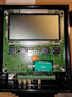 Offene Elektronik mit LCD-Display und Batterie