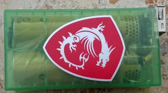 Grünes Gehäuse mit rotem Drachen-Logo