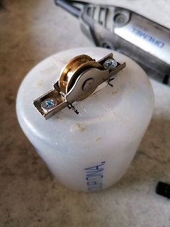 Metallrolle auf weißem Kunststoffbehälter