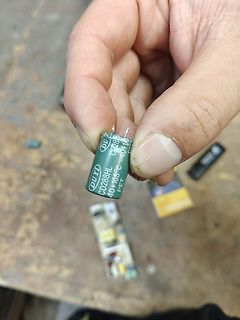 Elektrolytkondensator in der Hand gehalten