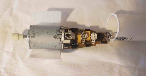 Elektrischer Motor mit Platine und Kabeln