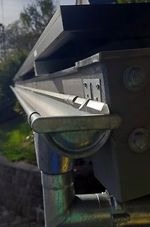 Detailansicht einer Regenrinne und Fallrohr