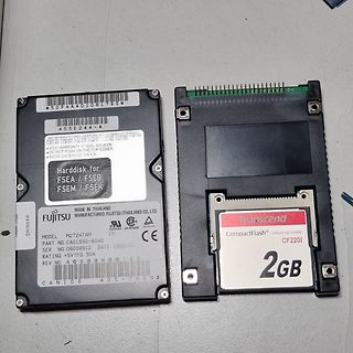 Fujitsu Harddisk und Transcend CompactFlash Karte
