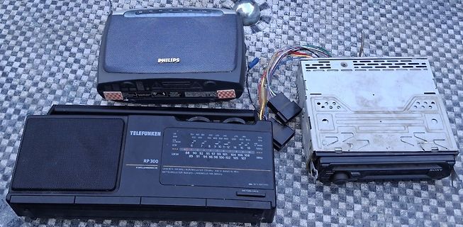 Zwei Radios und ein Autoradio-Gehäuse