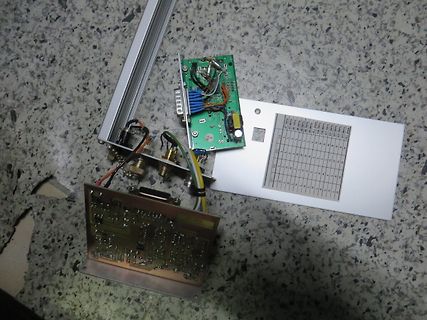 Elektronikbauteile und Leiterplatten auf Boden