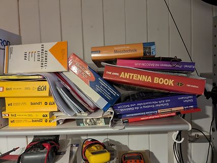 Stapel von Fachbüchern über Elektronik und Messtechnik