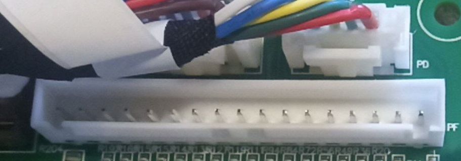 Steckverbinder und Kabel auf einer Leiterplatte