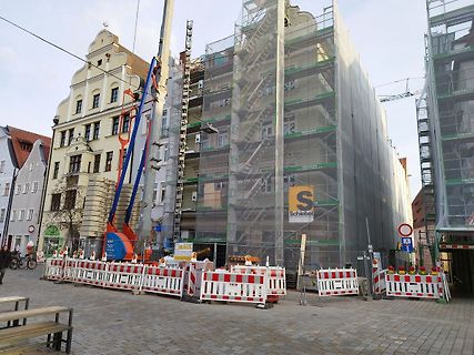 Baustelle vor einem Gebäude mit Gerüst