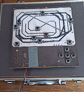 Prototyp-Aufbau auf Holzbrett mit Schaltern und Verdrahtung