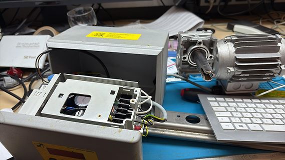 Elektronikkomponenten und Gehäuse auf einem Arbeitstisch