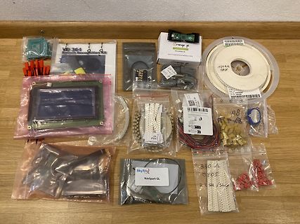 Verschiedene Elektronikbauteile und Komponenten in Plastikbeuteln
