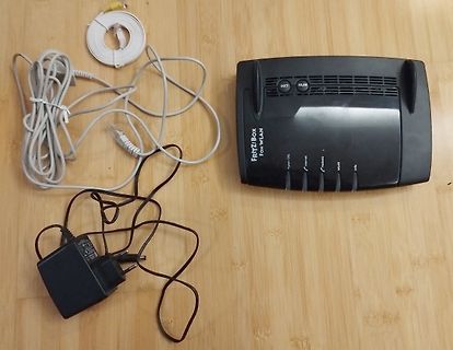 FRITZ!Box Fon/WLAN Router mit Netzteil und Kabeln