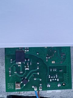 Foto einer grünen Leiterplatte mit elektronischen Bauteilen