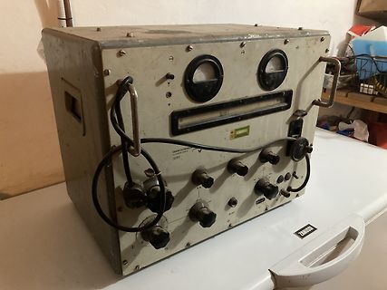 Altes Labornetzteil mit Analoganzeigen