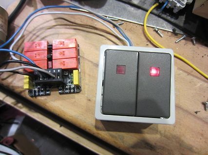 Elektronikbauteile und Schalter auf Werkstattuntergrund