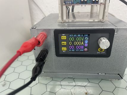 Labornetzteil mit Display und Messwerten