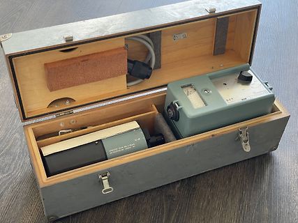 Vintage Messgeräte in Holzkoffer