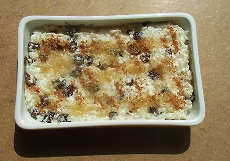 Milchreis mit Rosinen und Zimt in einer Auflaufform