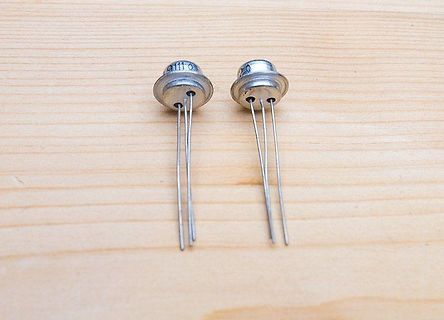 Zwei TO-5 Gehäuse mit Pins
