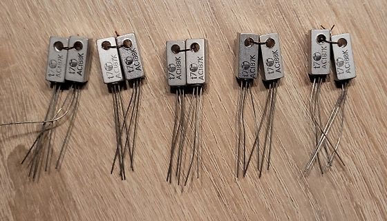 Sechs Transistoren vom Typ AC187K und AC188K