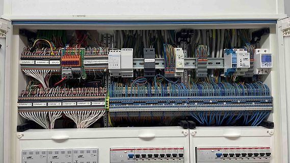 Offener Schaltschrank mit Verdrahtung und Sicherungsautomaten