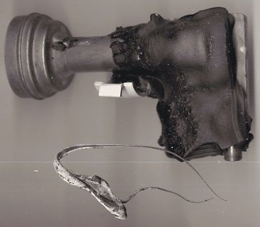 Beschädigtes elektronisches Bauteil mit Schmelzspuren