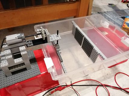Mechanischer Aufbau mit Lego-Elementen und Kabeln