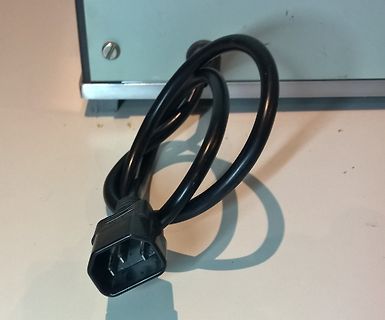 Schwarzes Netzkabel mit Stecker