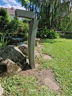 Moderne Gartenleuchte in einer Gartenlandschaft