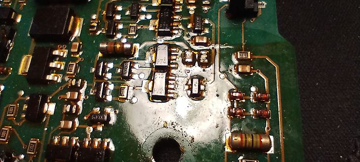 Nahaufnahme einer geätzten Leiterplatte mit elektronischen Bauteilen