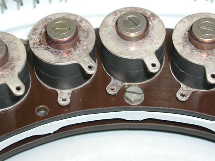 Nahaufnahme von mehreren elektrischen Bauteilen auf einer Platine