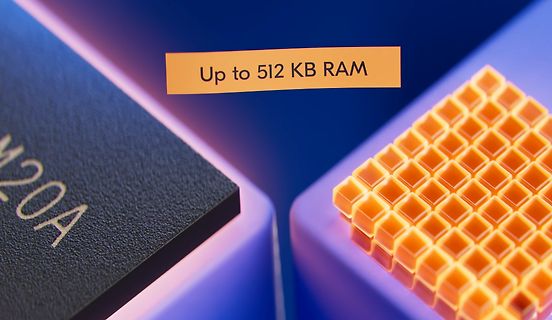 Makroaufnahme von Mikrochips mit Textoverlay