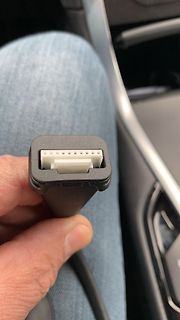 Elektrischer Stecker in einer Hand