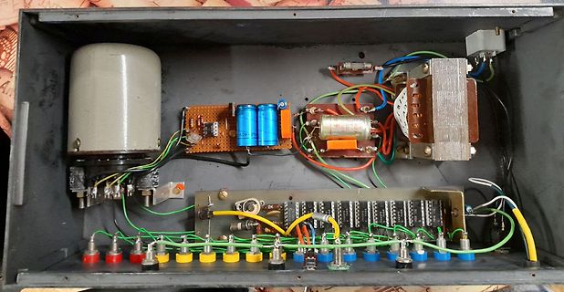 Innenansicht eines Netzteils mit Transformator und Leiterplatten