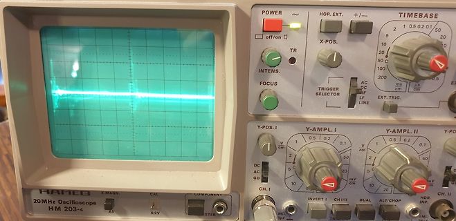Hameg HM 203-4 Oszilloskop mit Signal auf dem Bildschirm