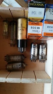 Sammlung alter Elektronenröhren und Verpackungen