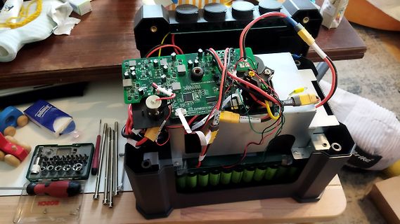 Offenes elektronisches Gerät mit Leiterplatte und Akkus
