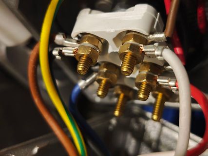 Elektrische Anschlüsse mit Schraubklemmen und Kabeln